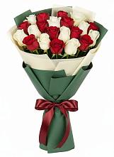 Букет Микс из красных и белых роз в Матвеевом Кургане