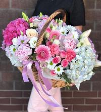 Цветочная композиция из Розы, Хризантемы, Пионы и Лизиантусы в корзине в Матвеевом Кургане
