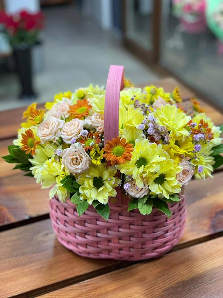Цветочная композиция из Хризантемы и Розы в корзине в Матвеевом Кургане