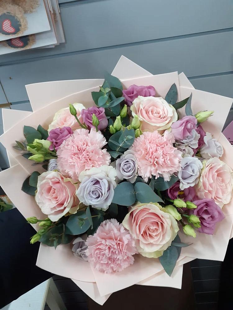 Букет цветов из: Розы, Гвоздики и Лизиантусы в Матвеевом Кургане